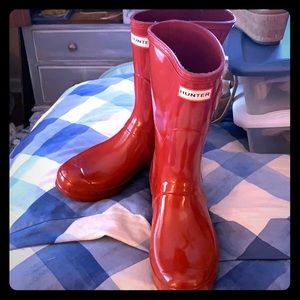 Size 9 red Hunter boots